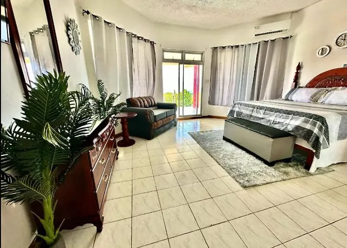 876 Oasis - A Private Oceanview Pensión